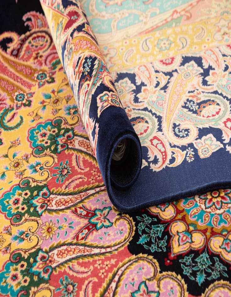 Detail image of 6' 7 x 9' 10 Ghom Design Rug