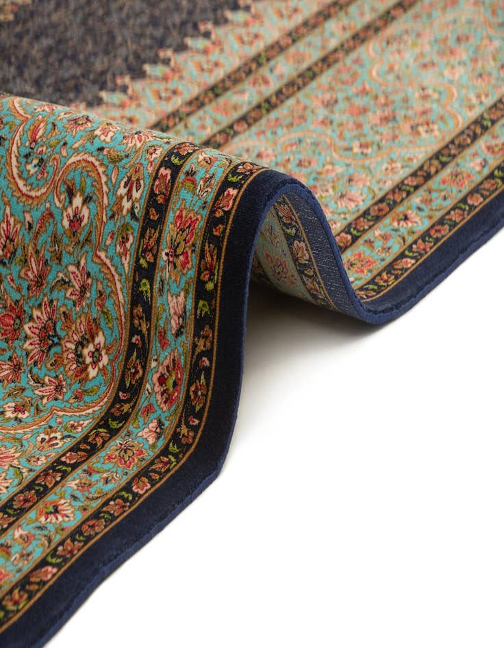 Detail image of 6' 6 x 9' 9 Ghom Design Rug