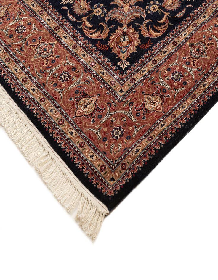 Detail image of 4' 5 x 6' Isfahan Rug