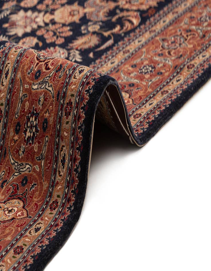 Detail image of 4' 5 x 6' Isfahan Rug