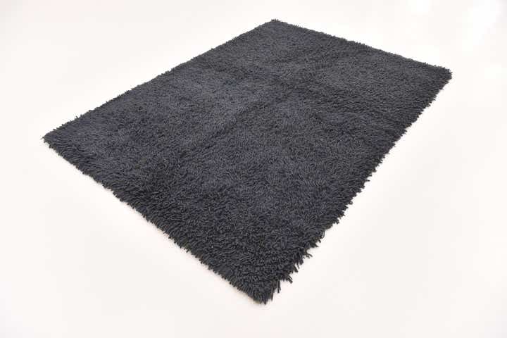 5' 6 x 7' 6 Solid Shag Rug