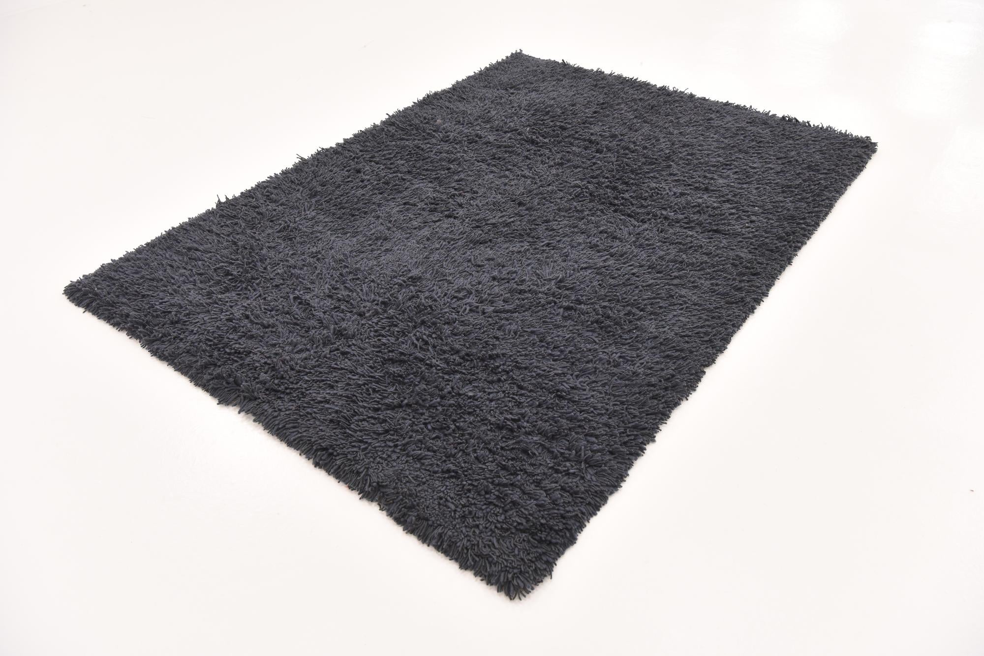 5' 7 x 7' 5 Solid Shag Rug