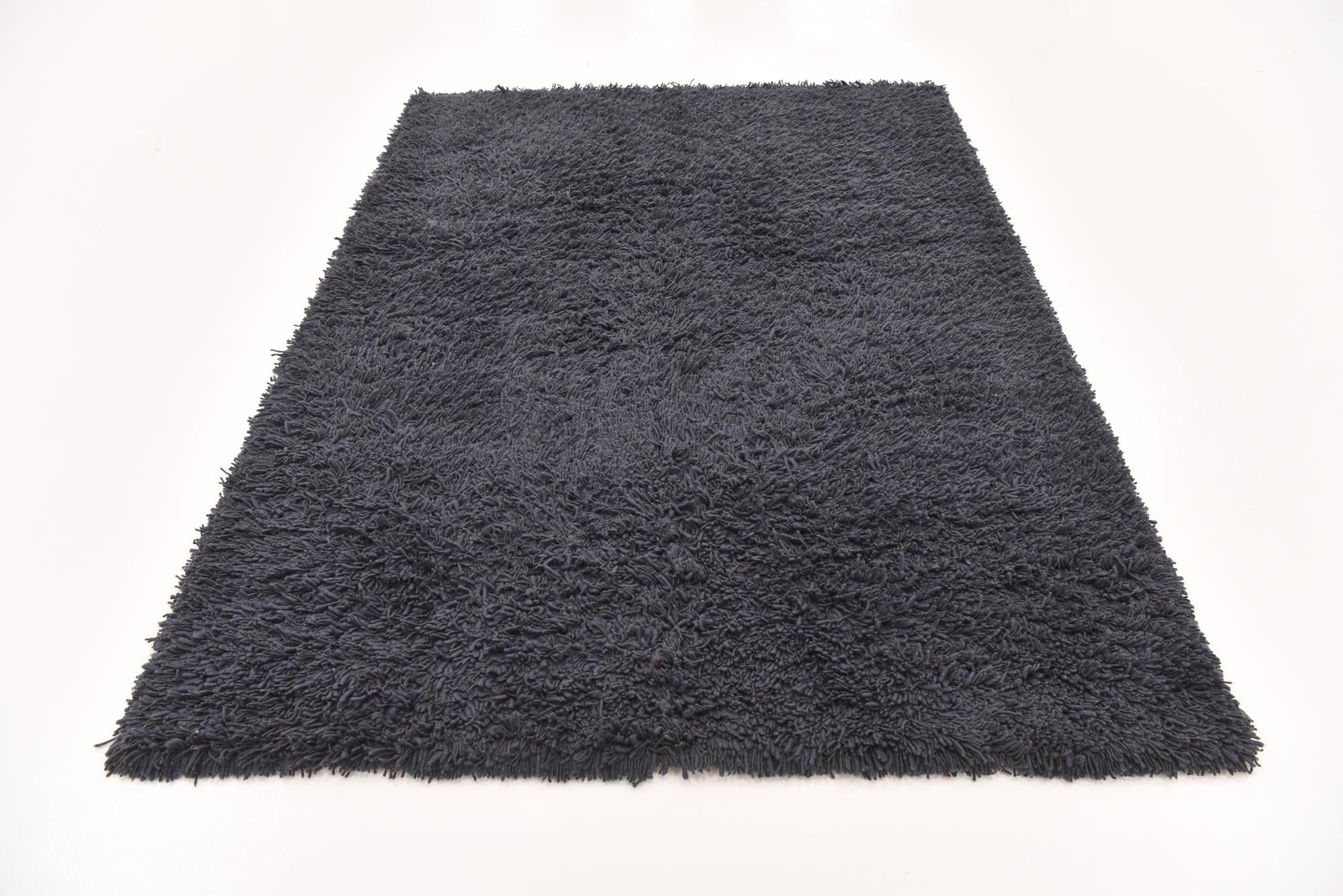 5' 7 x 7' 5 Solid Shag Rug