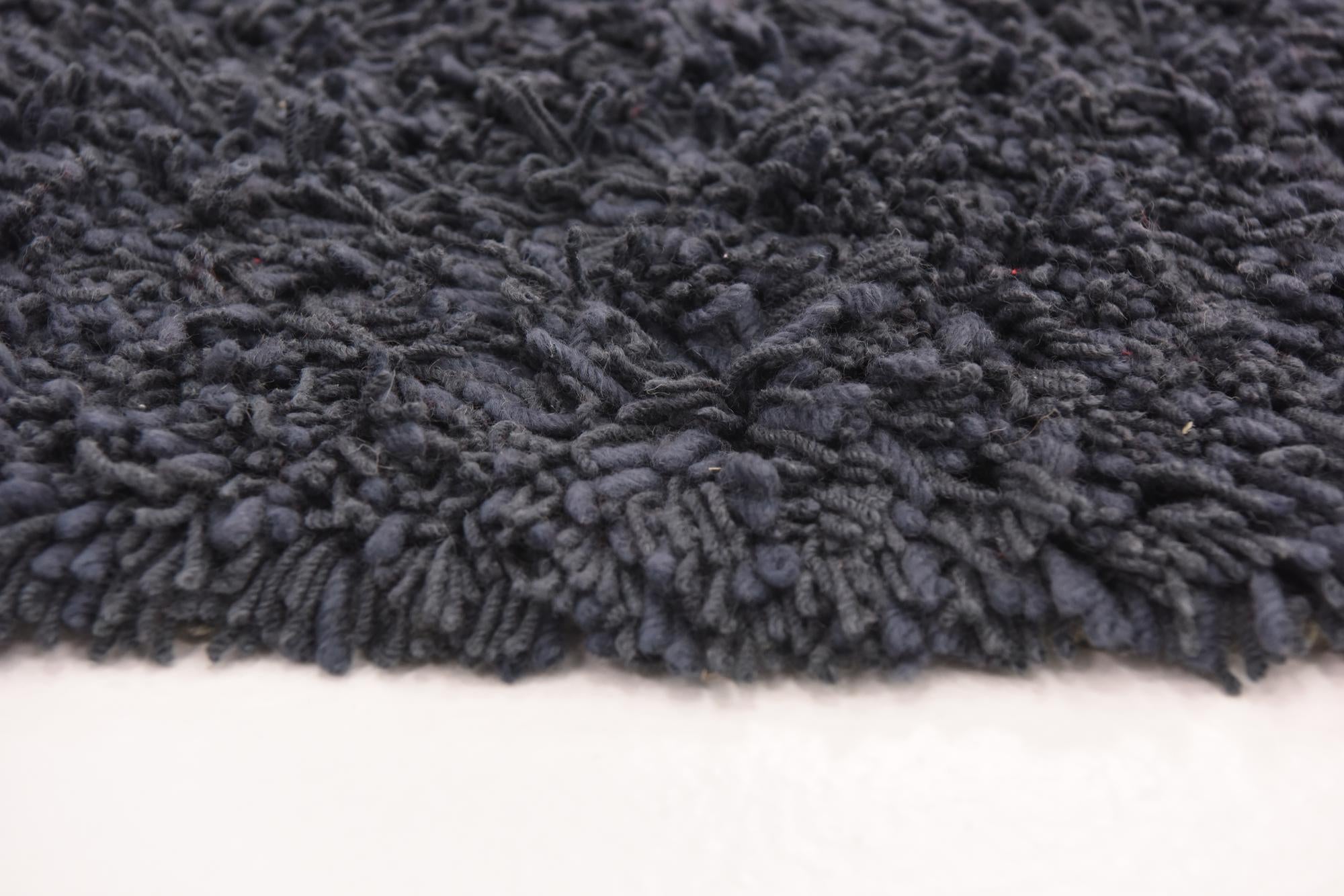 5' 7 x 7' 5 Solid Shag Rug