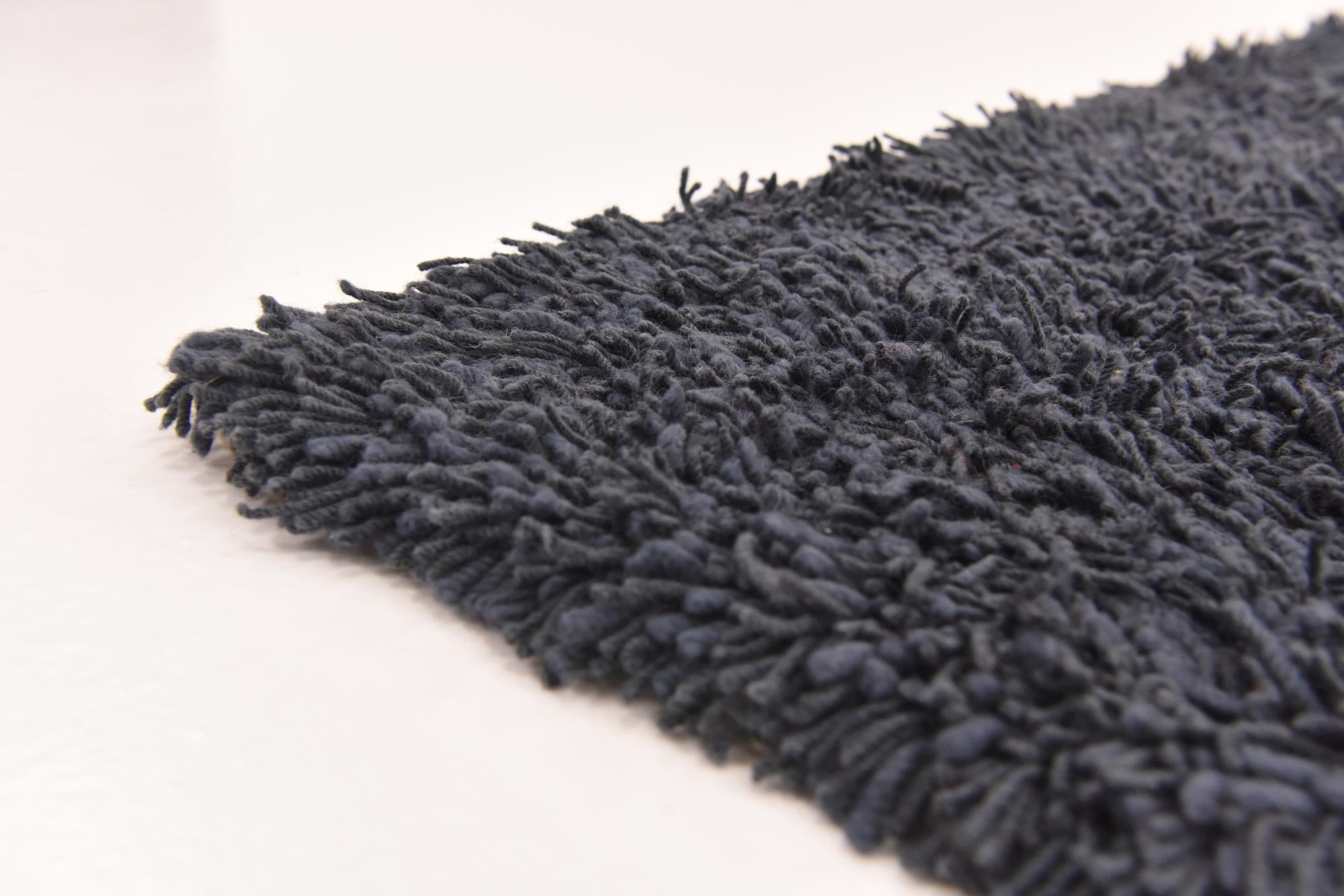 5' 7 x 7' 5 Solid Shag Rug