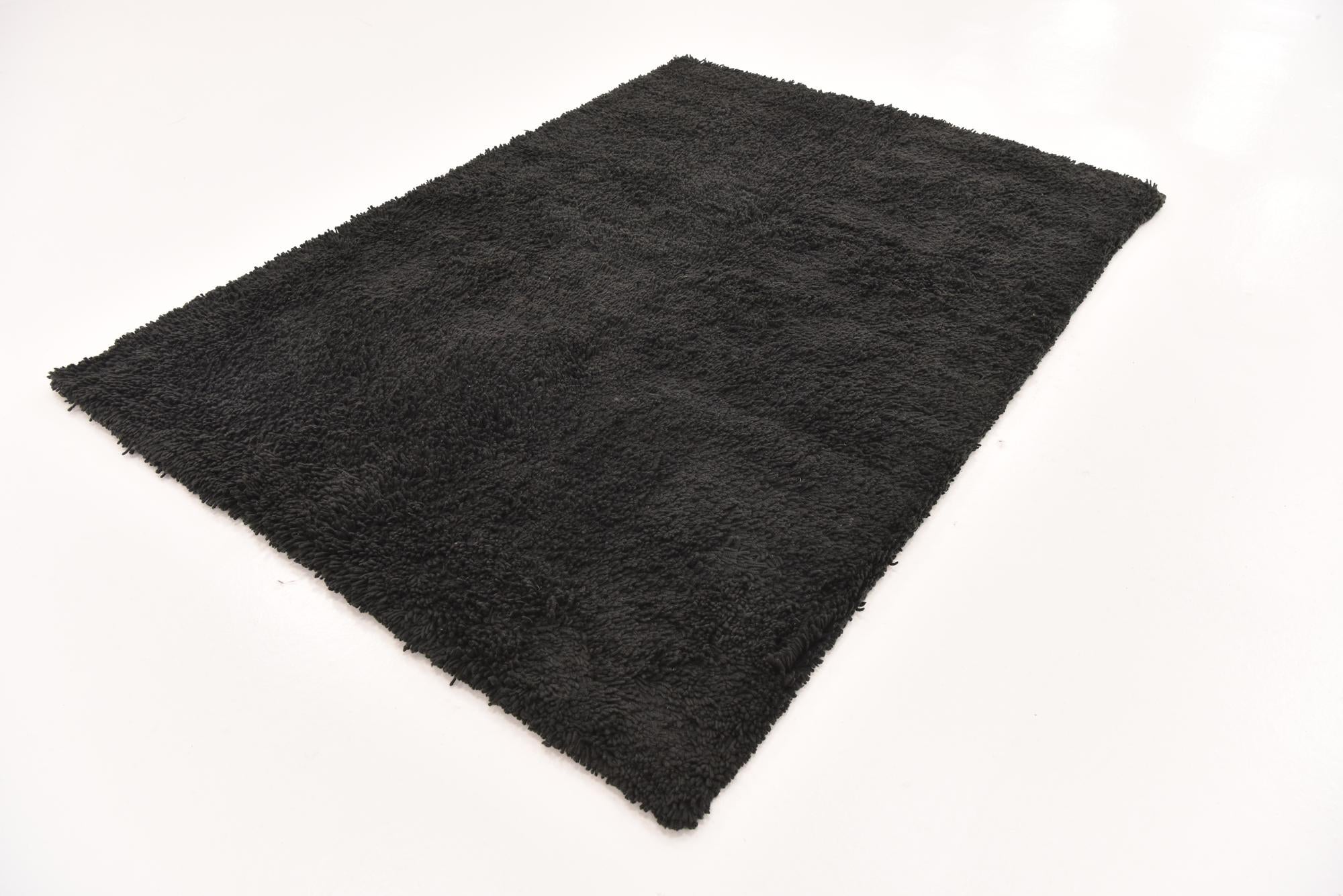 5' 7 x 7' 7 Solid Shag Rug