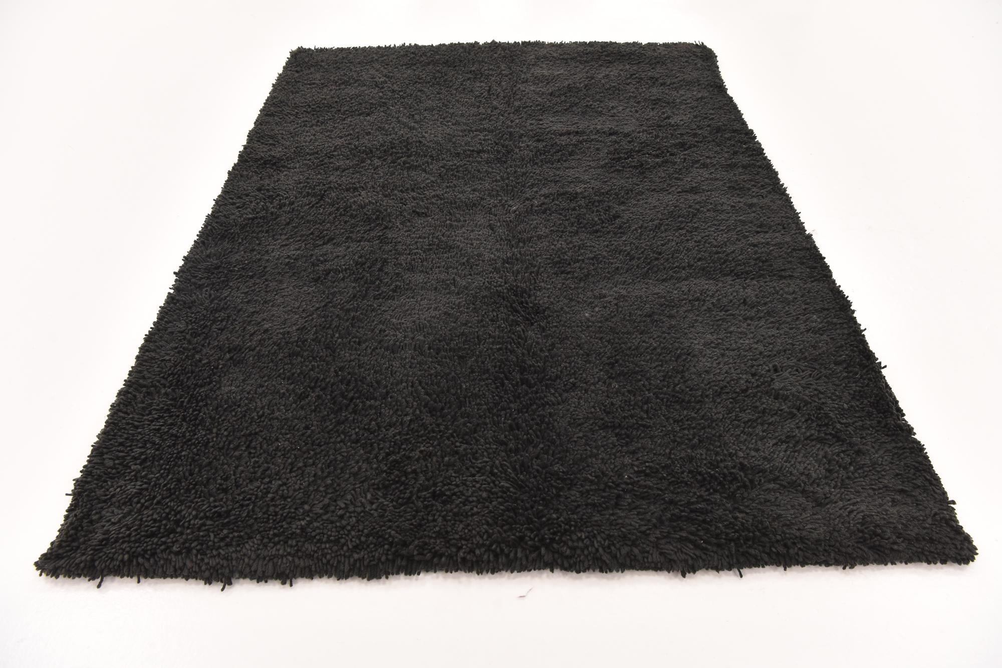 5' 7 x 7' 7 Solid Shag Rug