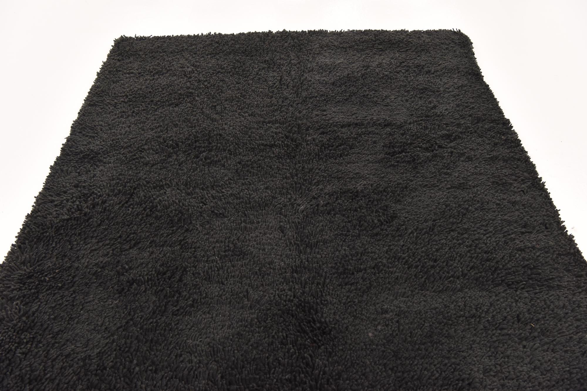 5' 7 x 7' 7 Solid Shag Rug