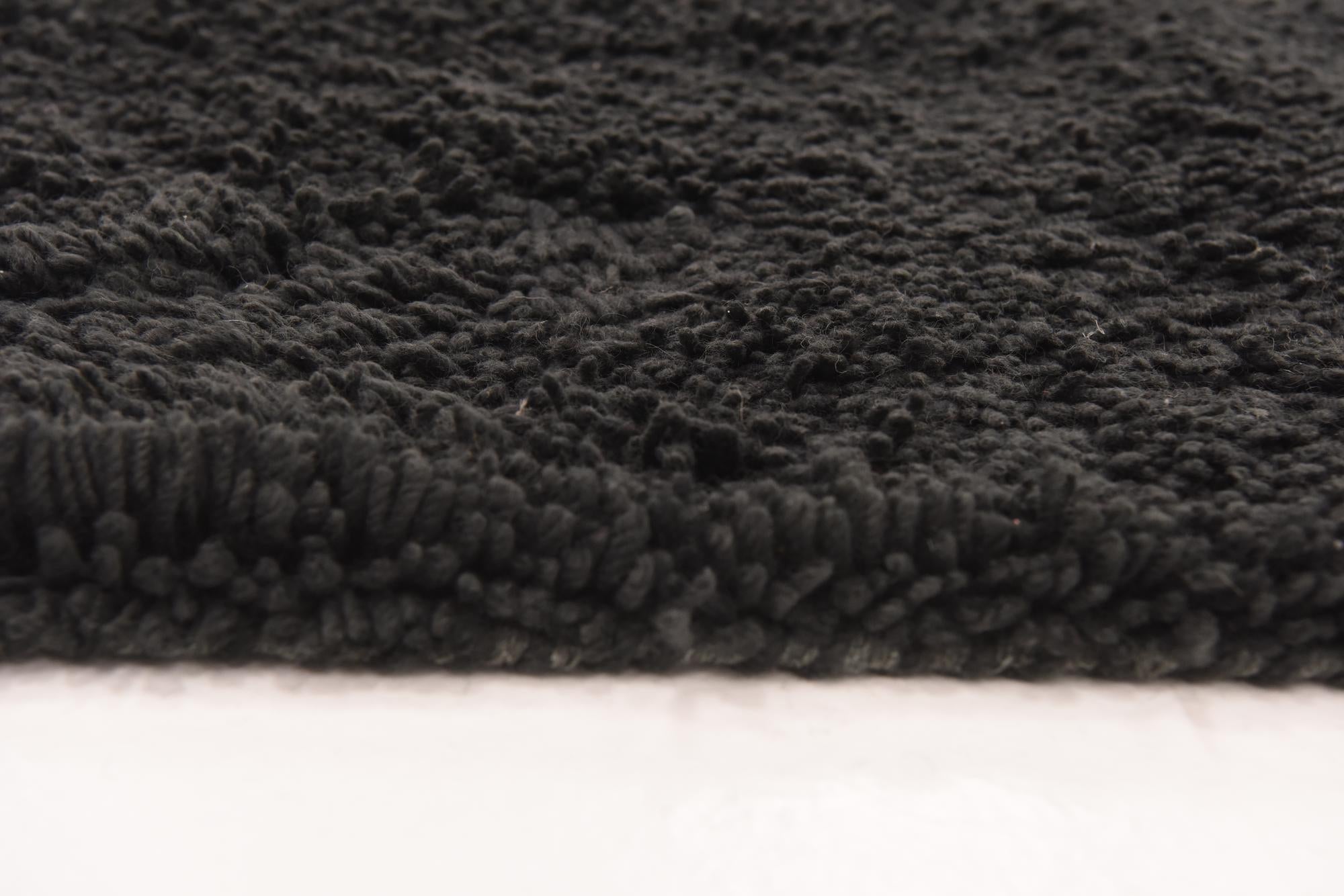 5' 7 x 7' 7 Solid Shag Rug