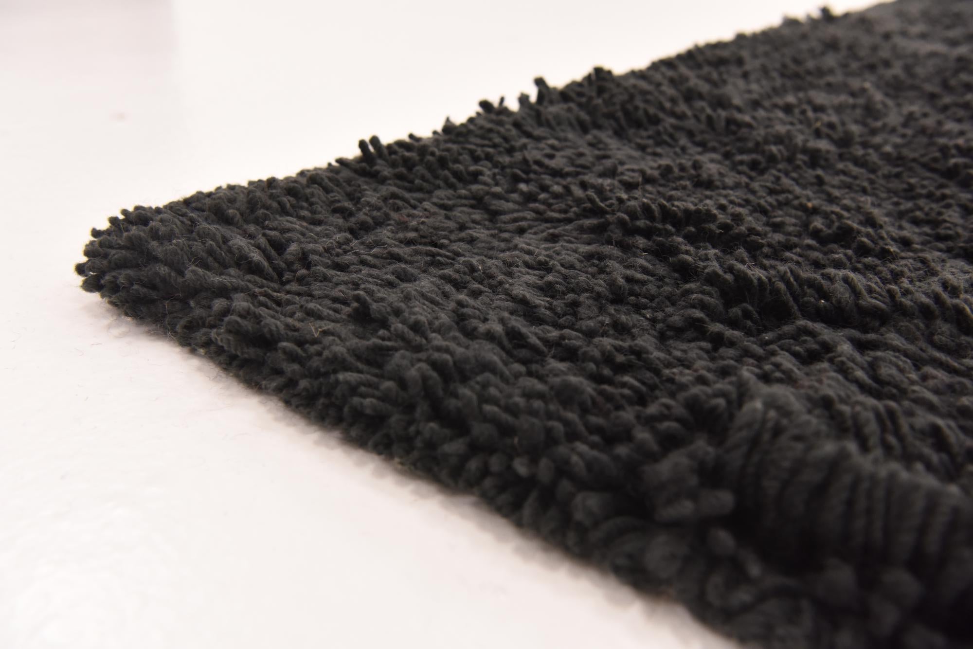 5' 7 x 7' 7 Solid Shag Rug