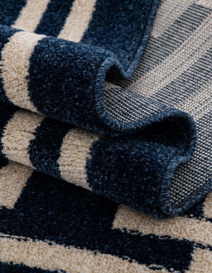 Detail image of 7' 10 x 7' 10 Greek Key Round Rug