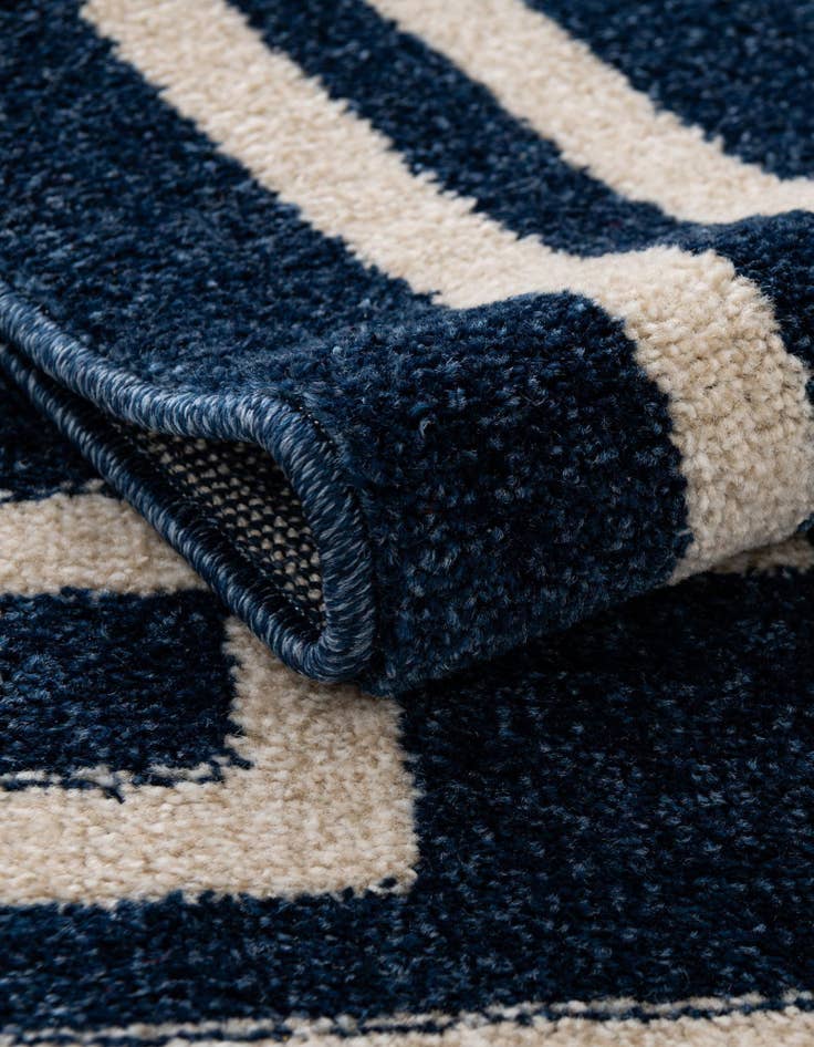 Detail image of 7' 10 x 7' 10 Greek Key Round Rug