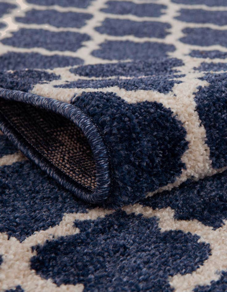 Detail image of 7' 10 x 7' 10 Lattice Round Rug