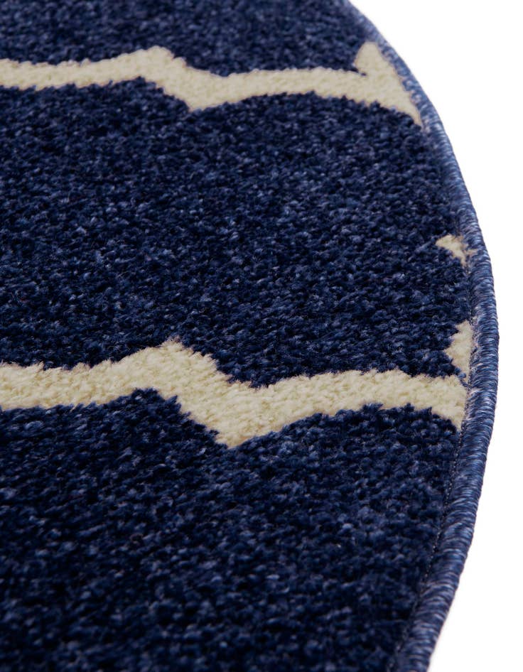 Detail image of 7' 10 x 7' 10 Lattice Round Rug