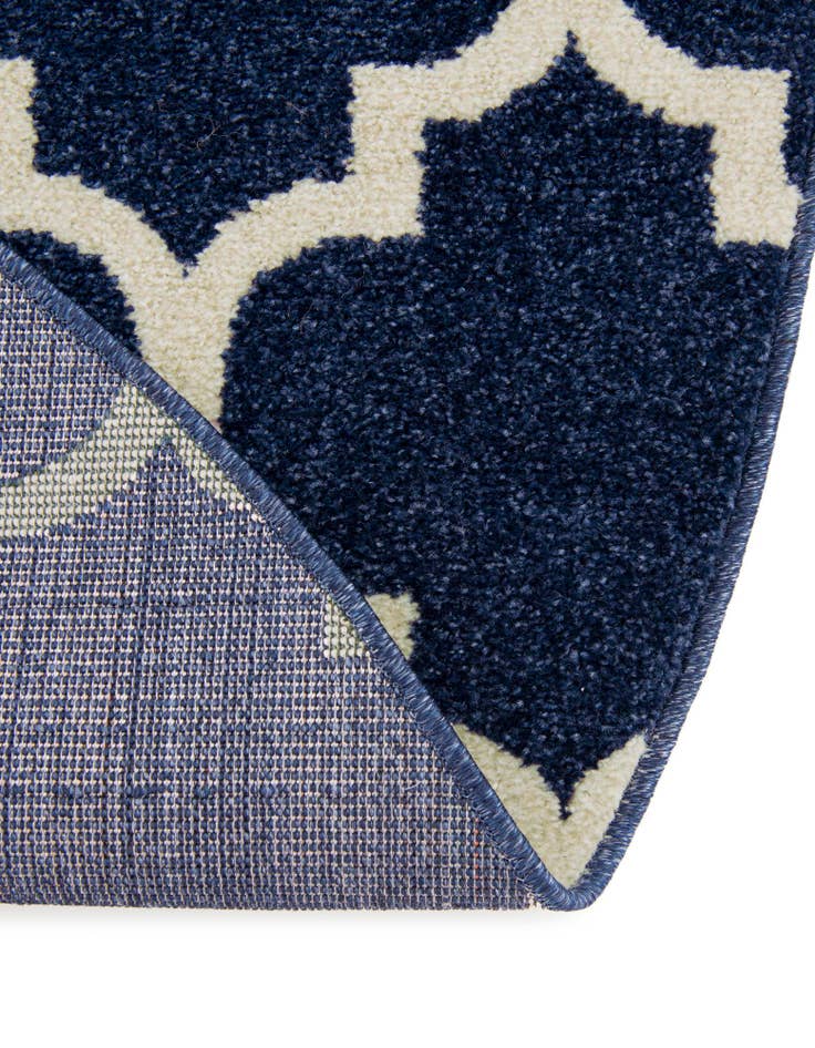 Detail image of 7' 10 x 7' 10 Lattice Round Rug