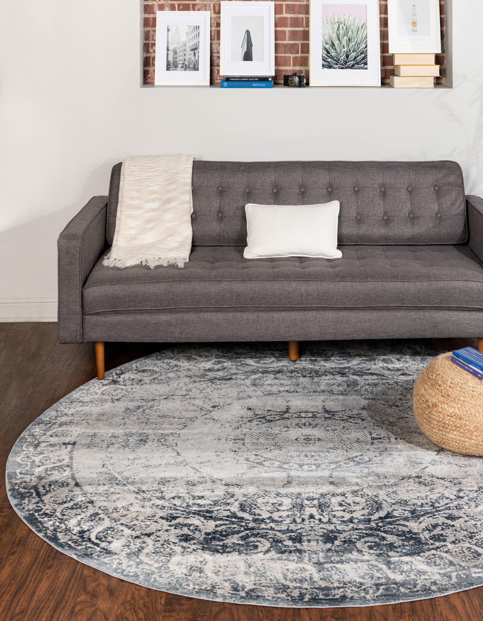 7' 10 x 7' 10 Villa Round Rug