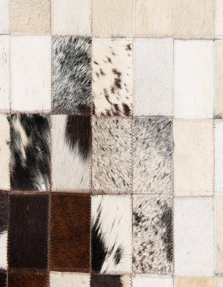 Detail image of 5' x 7' 10 Cowhide Stocks Rug