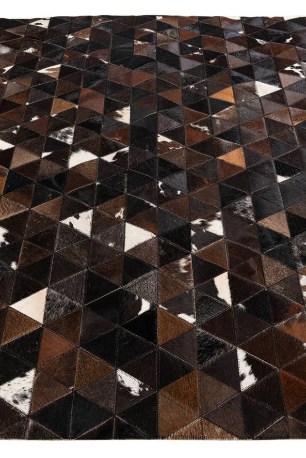 Detail image of 5' x 7' 10 Cowhide Stocks Rug