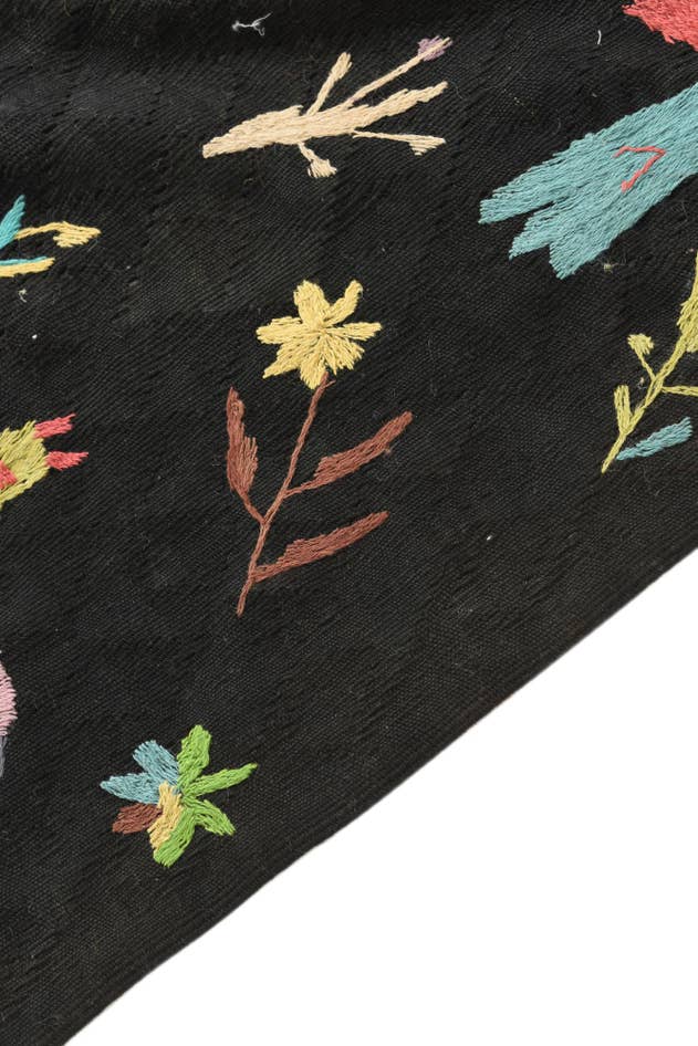 Detail image of 6' x 9' 5 Hand Woven Kilim Suzani Wool Rug