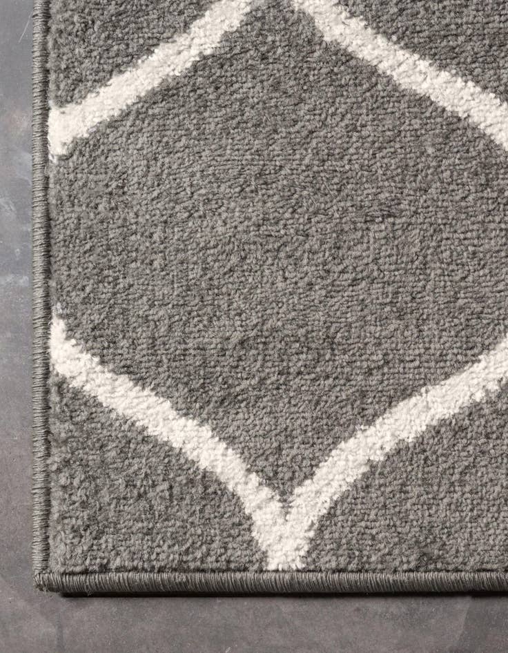 Detail image of 5' 3 x 5' 3 Trellis Frieze Octagon Rug