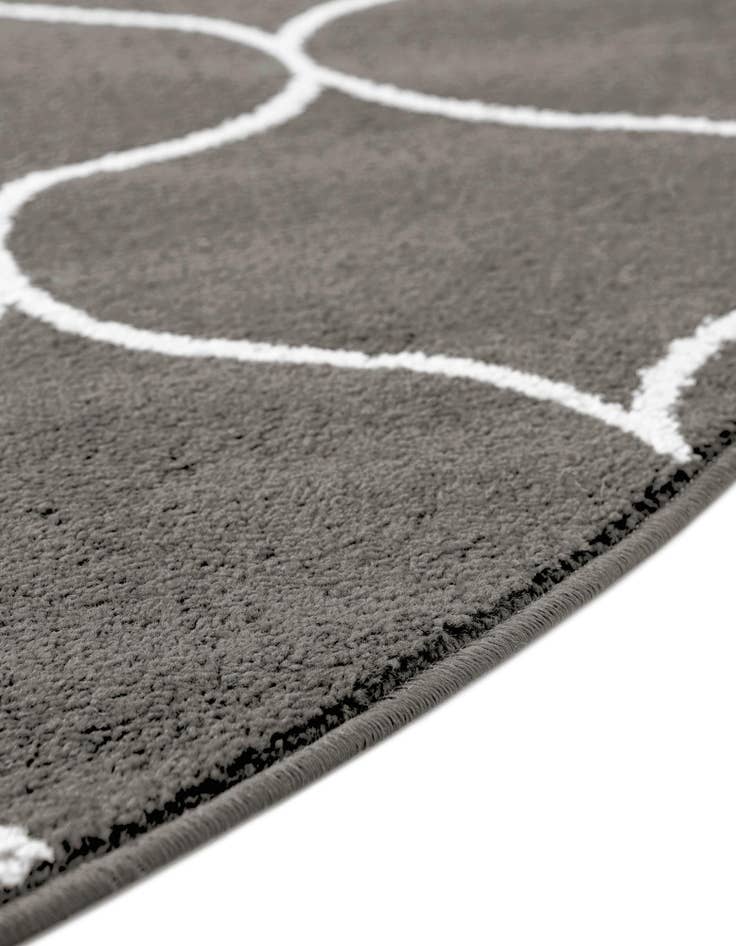 Detail image of 4' x 6' Lattice Frieze Oval Rug