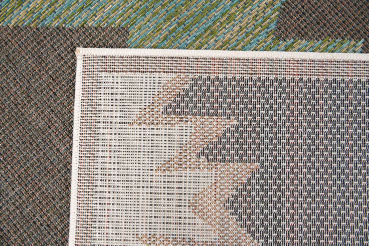 Detail image of 5' x 7' 5 Easy-Clean Baja Indoor / Outdoor Rug