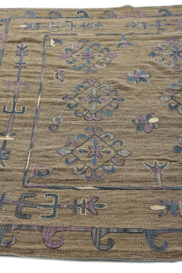 Detail image of 5' 10 x 7' Hand Woven Kilim Suzani Wool Rug