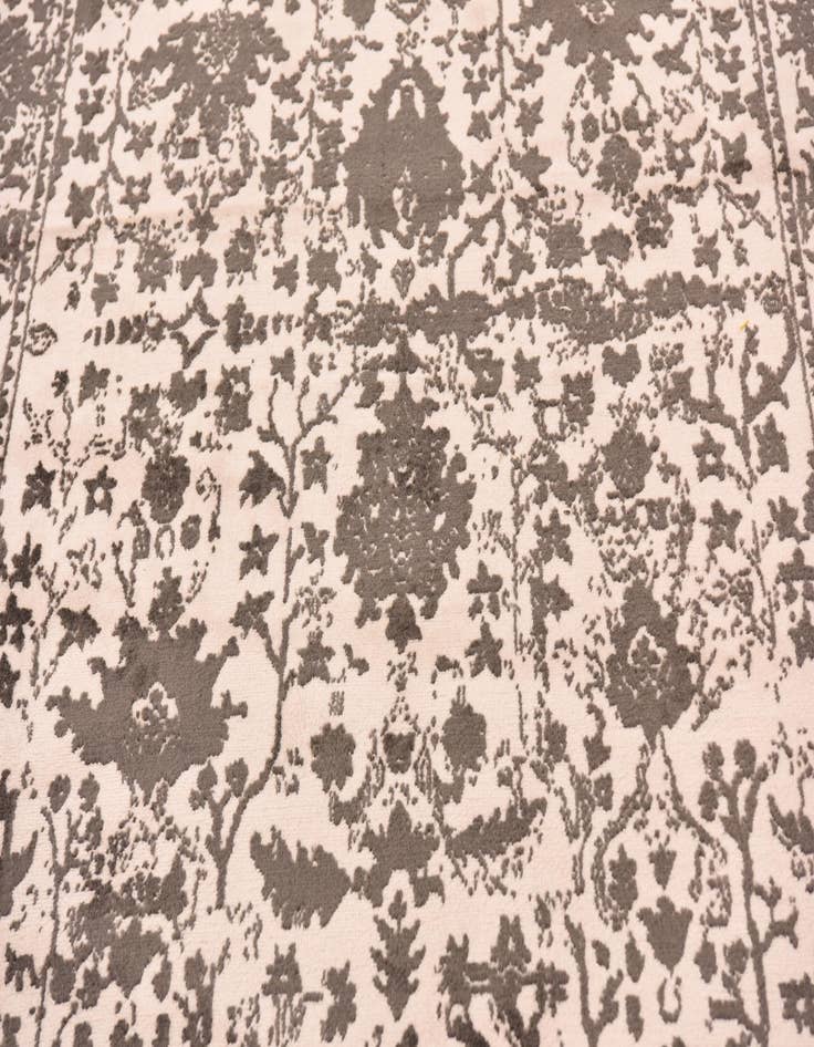 Detail image of 5' x 7' 10 Modern Classical Rug