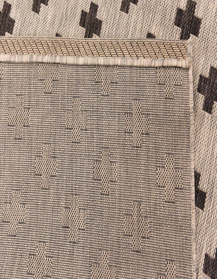 Detail image of 4' x 5' 6 Easy-Clean Modern Indoor / Outdoor Rug