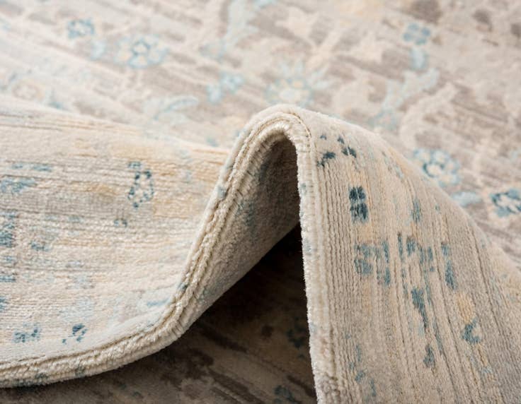 Detail image of 8' x 10' Victoria Rug