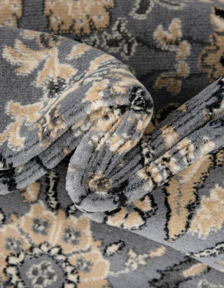 Detail image of 7' 10 x 7' 10 Isfahan Design Round Rug