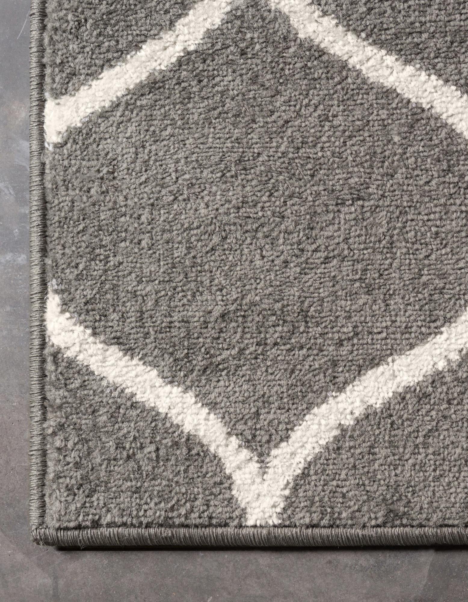 2' x 6' Trellis Frieze Runner Rug