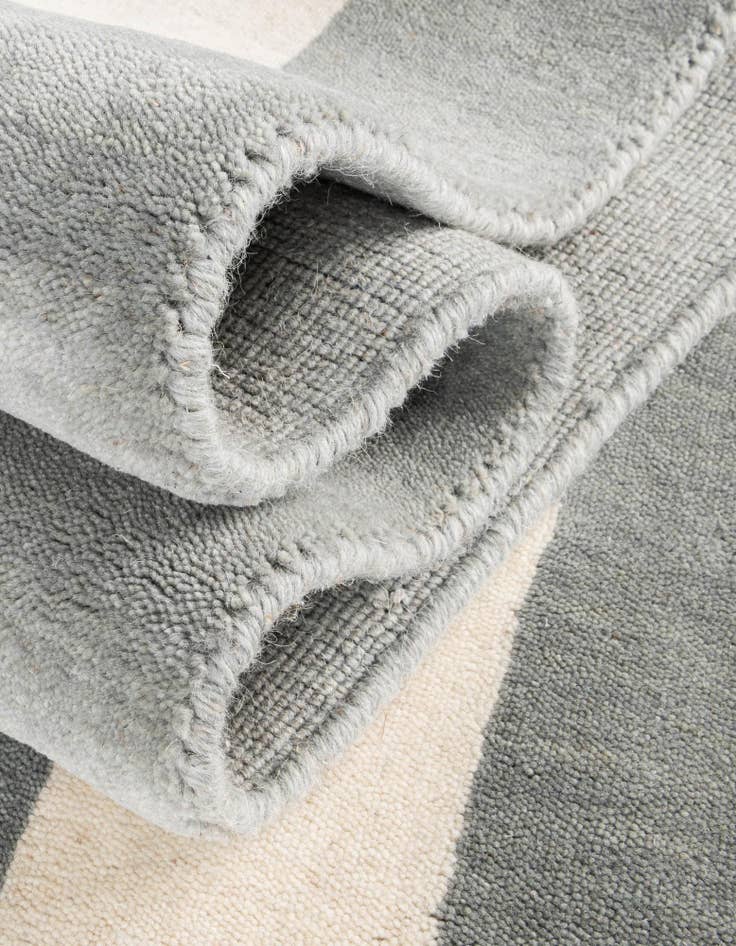 Detail image of 2' 7 x 8' Jill Zarin Border Wool Runner Rug