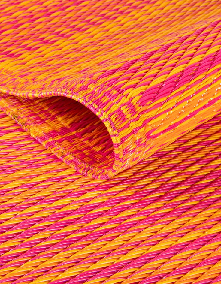 Detail image of 4' x 6' Washable Vista Breeze Indoor / Outdoor Rug