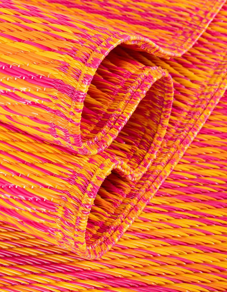 Detail image of 4' x 6' Washable Vista Breeze Indoor / Outdoor Rug