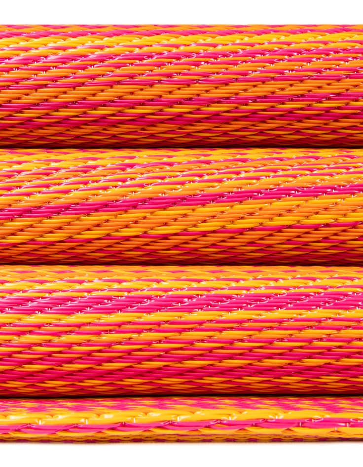 Detail image of 4' x 6' Washable Vista Breeze Indoor / Outdoor Rug