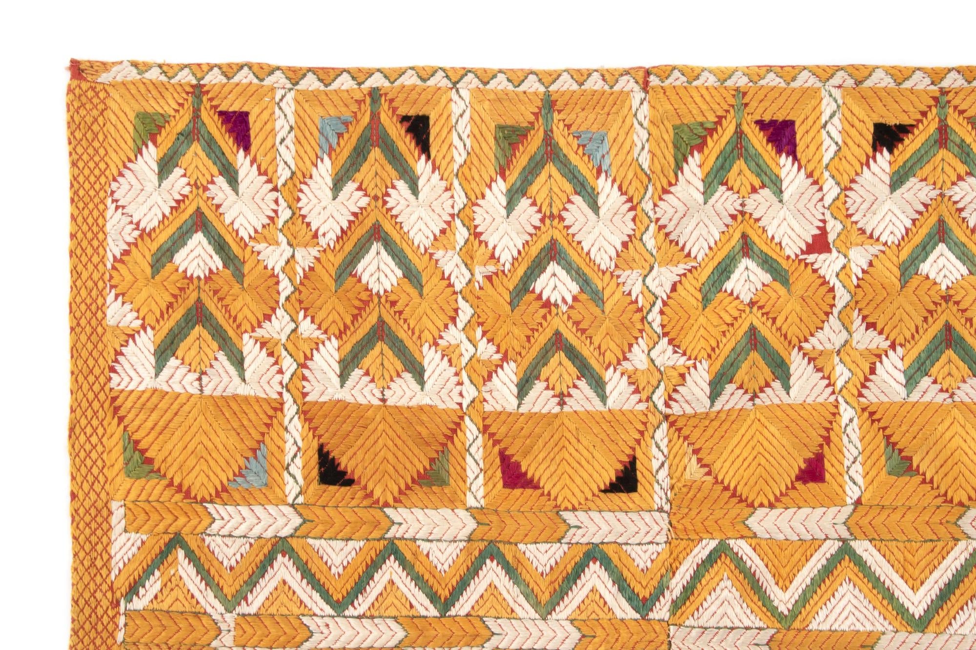 4' 6 x 8' 5 Stickerei Rug