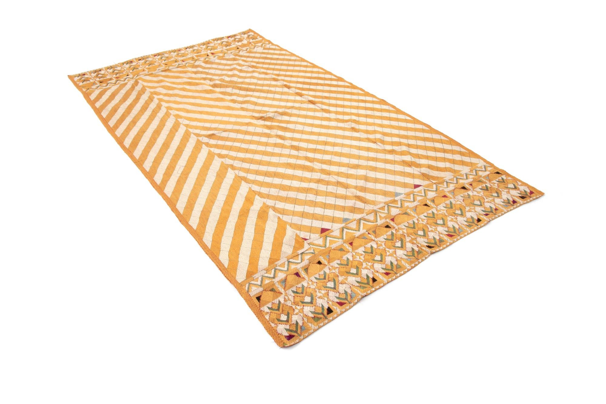 4' 6 x 8' 5 Stickerei Rug