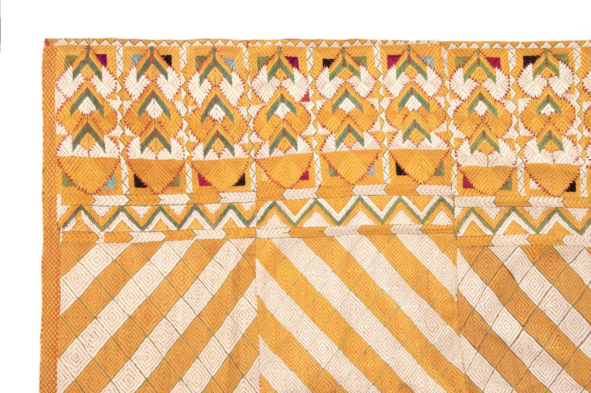 4' 6 x 8' 5 Stickerei Rug
