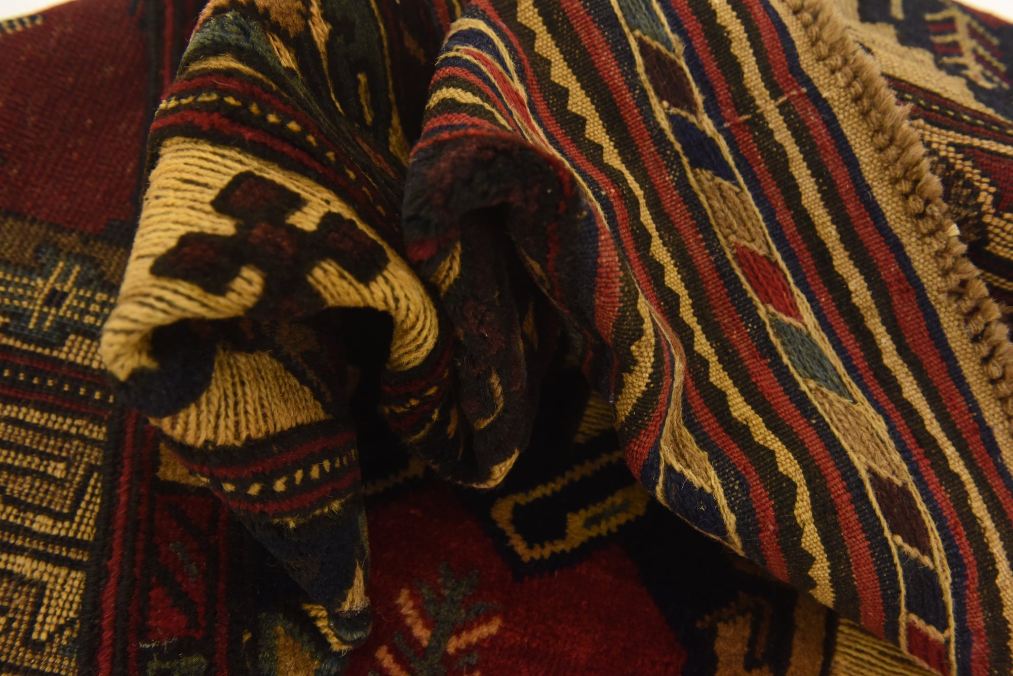 4' x 6' 6 Hand Knotted Sumak Wool Rug