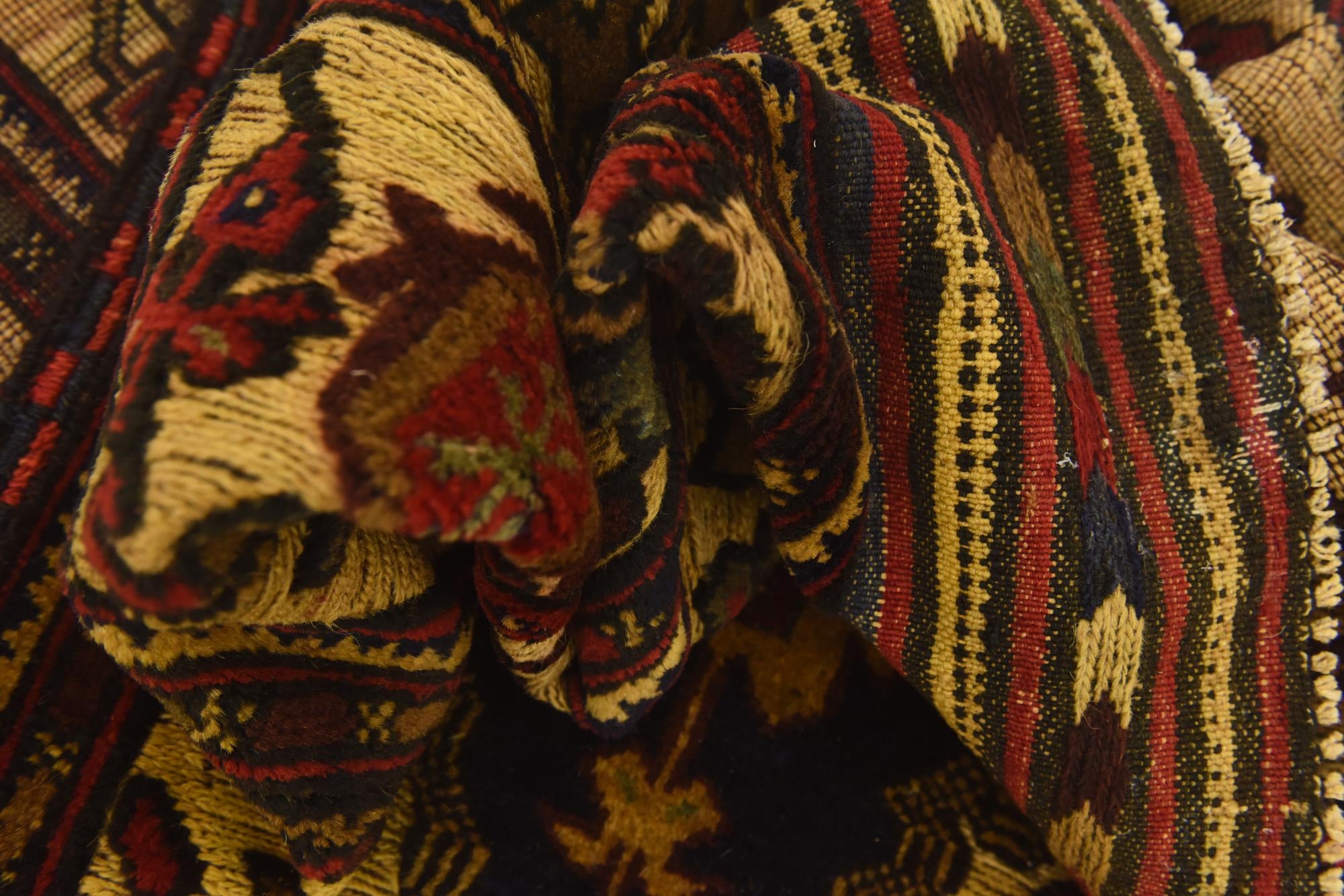 3' 11 x 6' 3 Hand Knotted Sumak Wool Rug