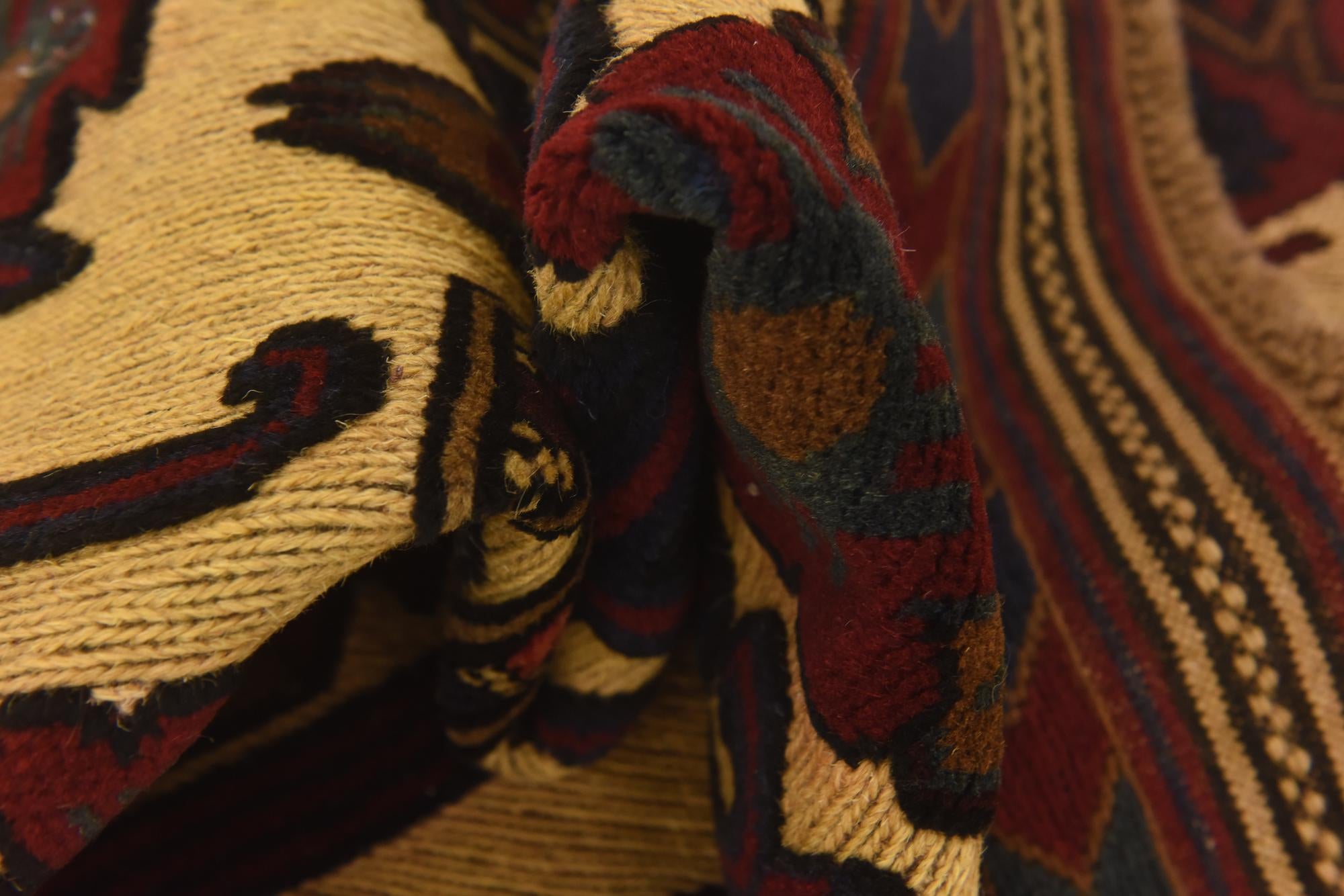 4' x 6' 1 Hand Knotted Sumak Wool Rug