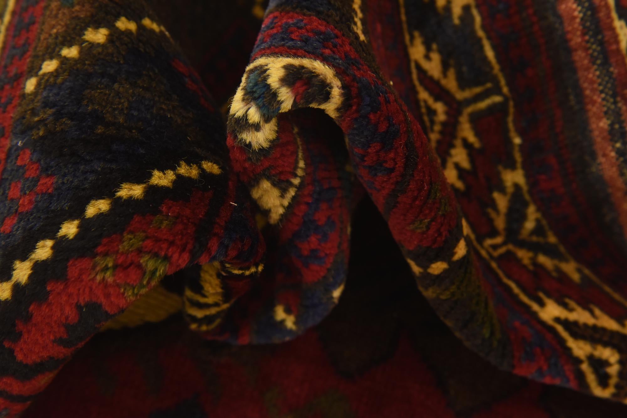 4' 4 x 5' 9 Hand Knotted Sumak Wool Rug