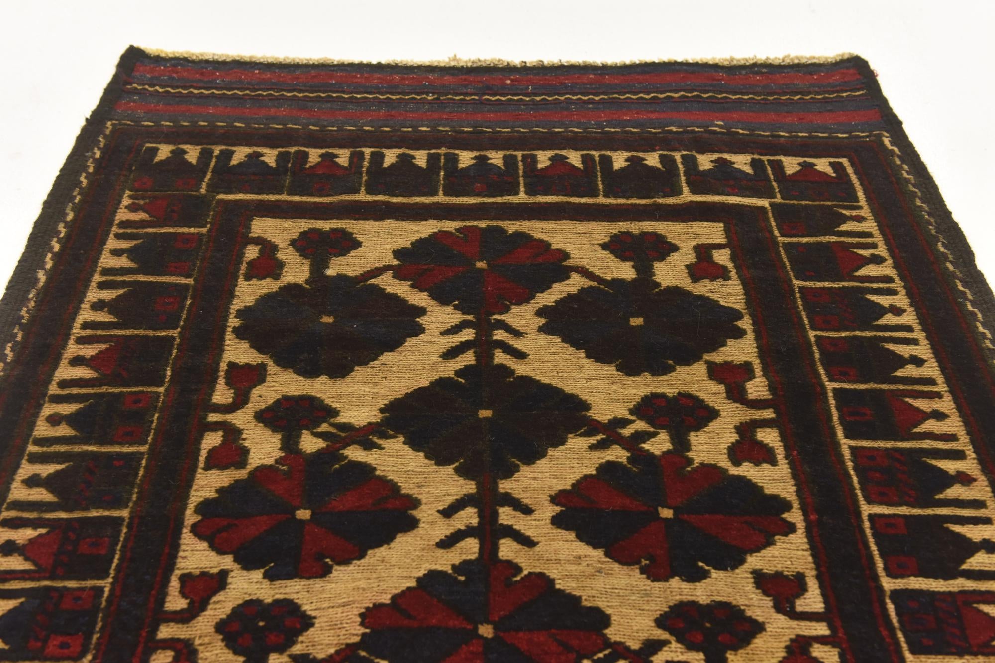 2' 9 x 4' 8 Hand Knotted Sumak Wool Rug