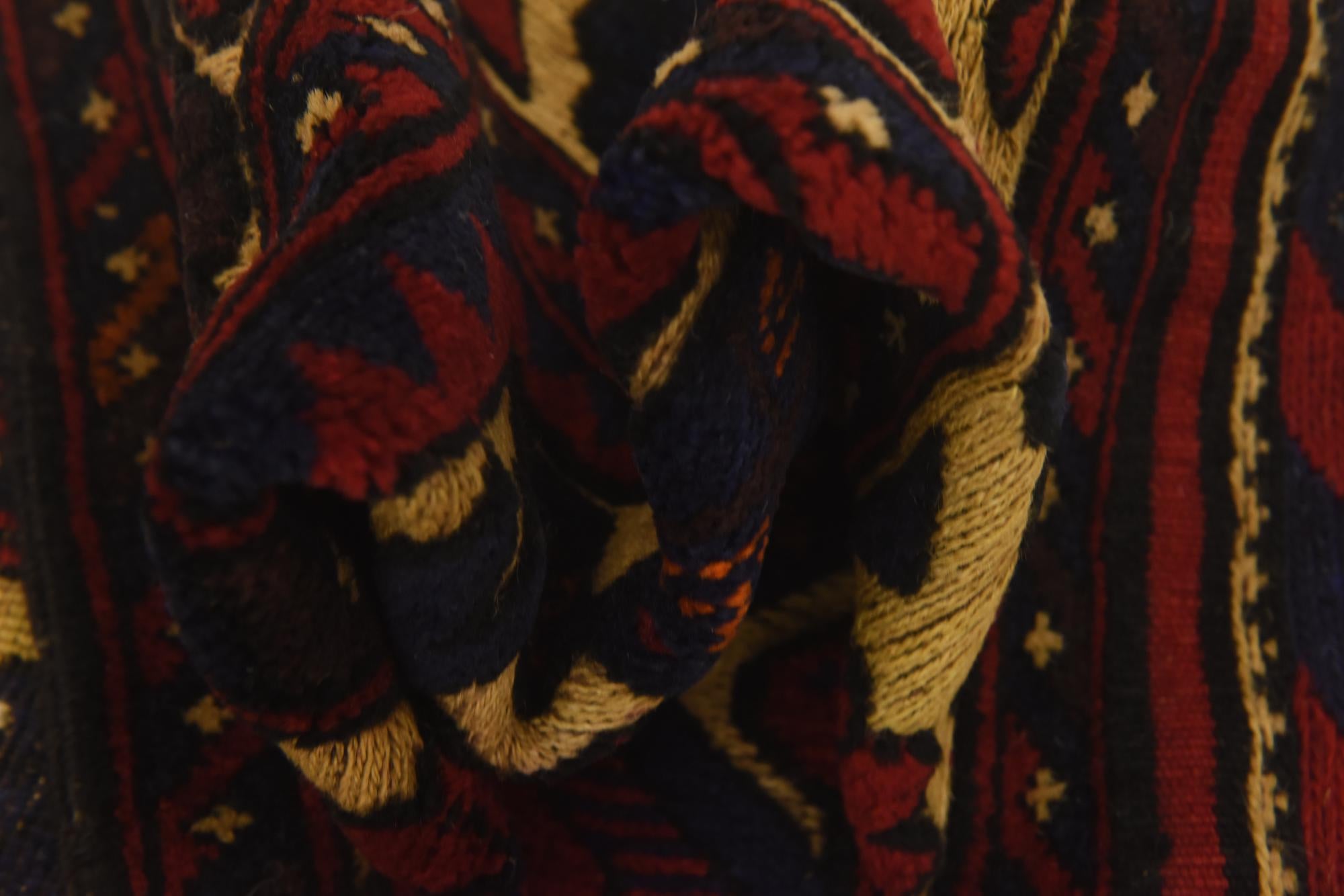 2' 8 x 4' 9 Hand Knotted Sumak Wool Rug