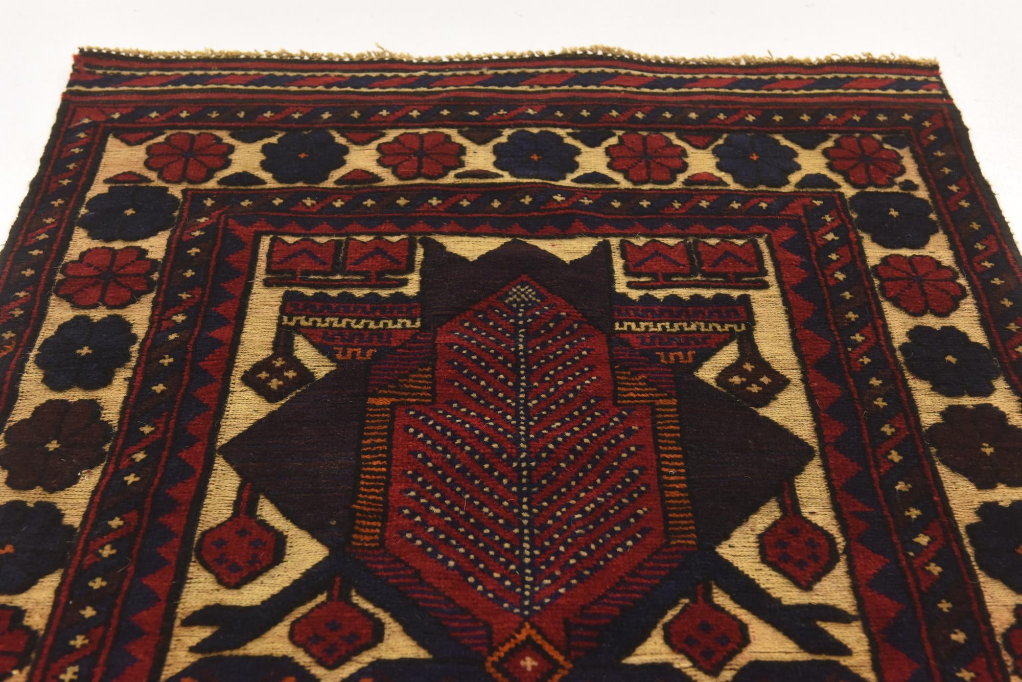 2' 8 x 4' 9 Hand Knotted Sumak Wool Rug