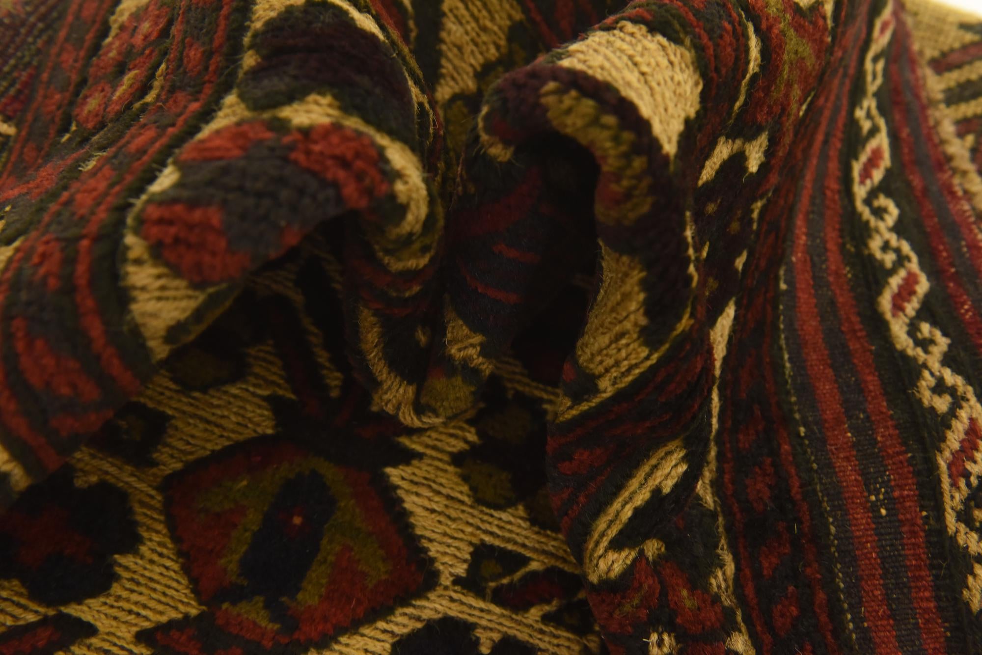 2' 10 x 4' 8 Hand Knotted Sumak Wool Rug