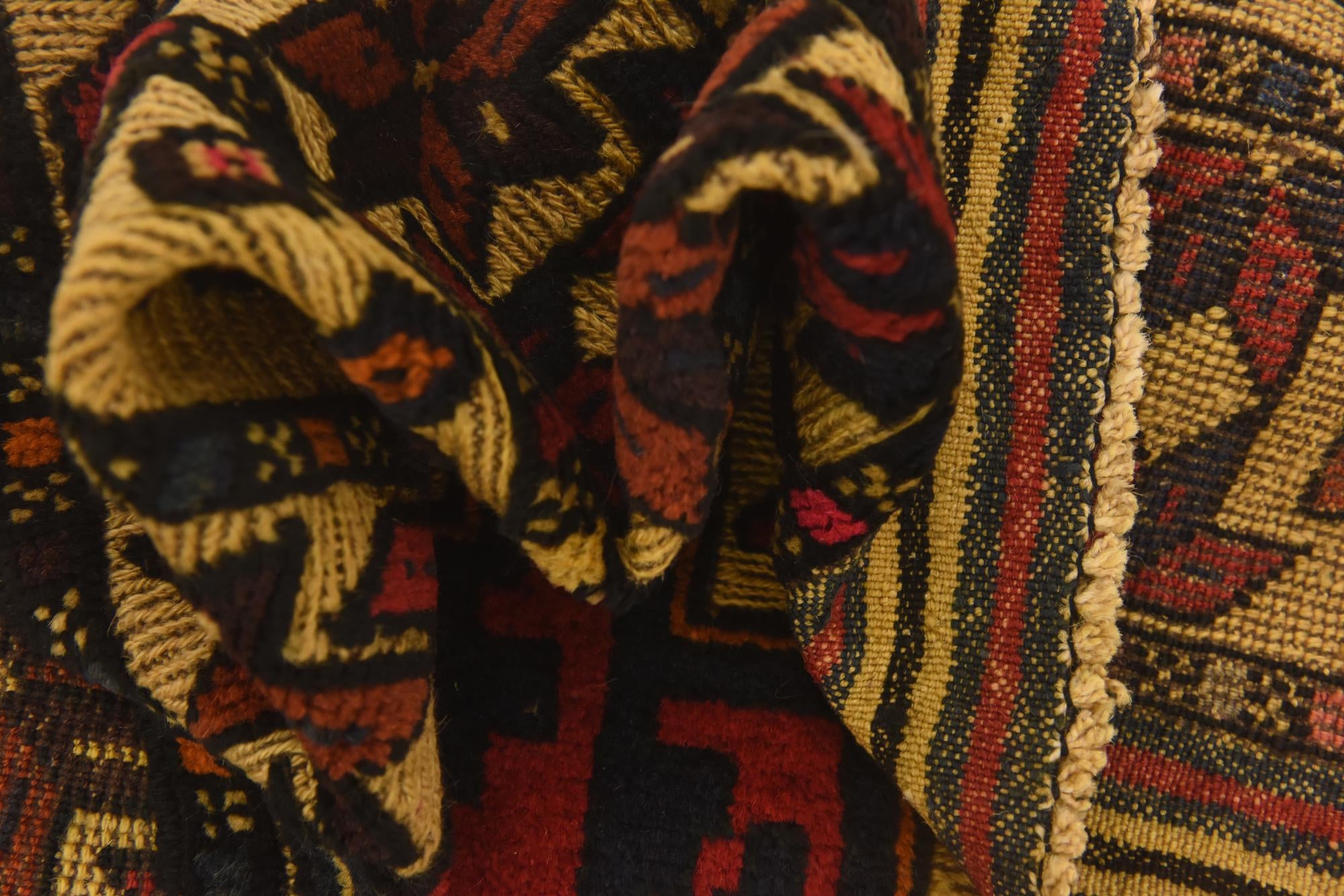 2' 8 x 4' 5 Hand Knotted Sumak Wool Rug