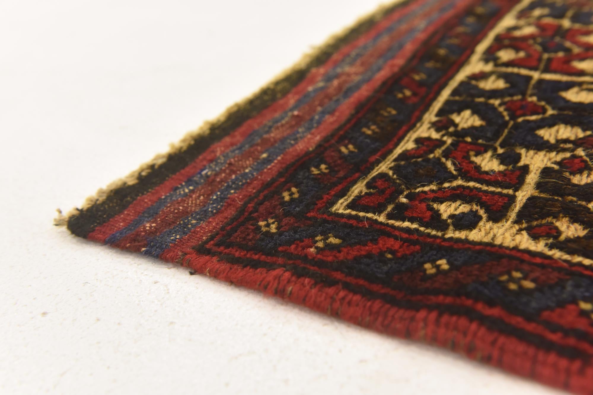 2' 9 x 4' 9 Hand Knotted Sumak Wool Rug