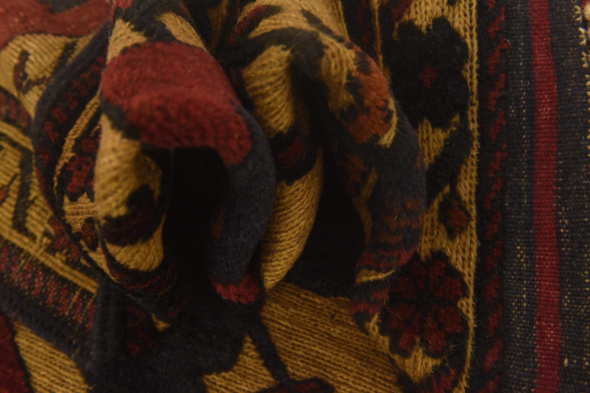 3' 1 x 5' Hand Knotted Sumak Wool Rug